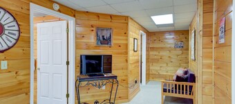Mountain cabin with WiFi, fireplace, & shared pools, game room, tennis, & gym