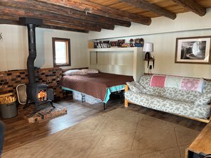 1 bedroom, desk, free WiFi, bed sheets - The Holmestead - Dry Cabin (Missoula)