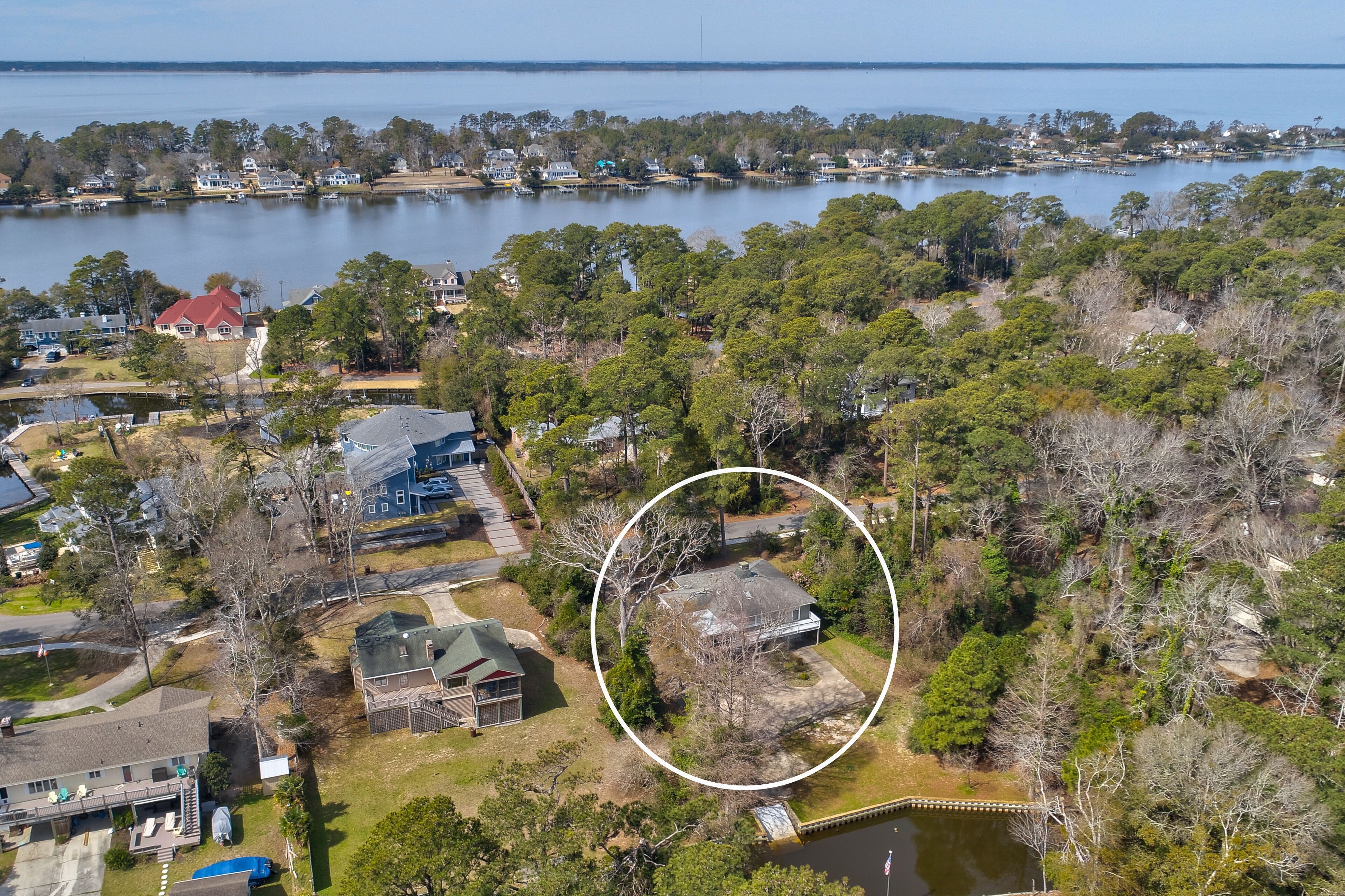 Spacious getaway near the beach with WiFi, canal views, screened porch & deck