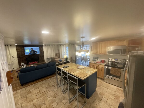 Refrigerador, microondas, horno y parrilla de estufa 