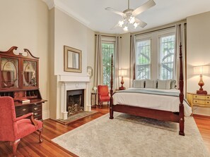 2 bedrooms, desk, iron/ironing board, WiFi