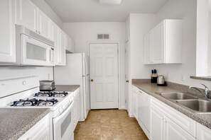 Kjøleskap, mikrobølgeovn, ovn og oppvaskmaskin