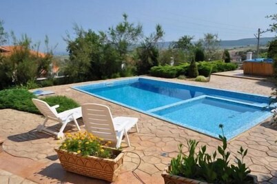 Immaculate 6-Bed Villa in Balchic Bulgaria
