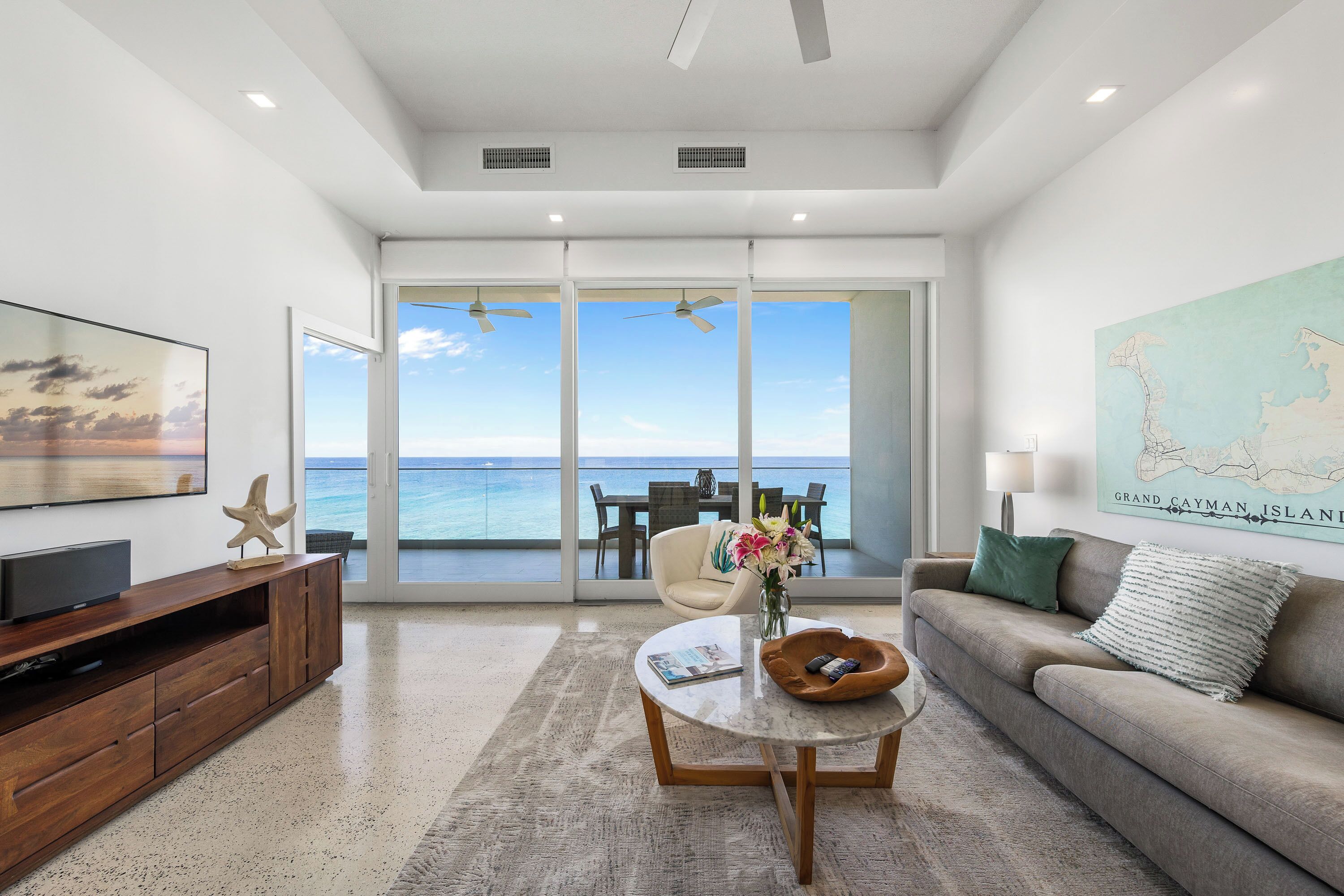 Apartamento de lujo, 1 cama de matrimonio grande con sofá cama, vistas al mar | Zona de estar | Smart TV de 55 pulgadas con canales por cable, una televisión