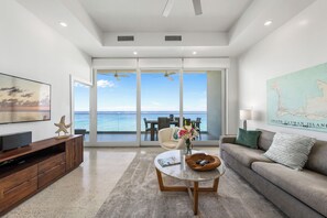 Condo de lujo, 1 cama King size y sofá cama, vista al océano | Área de sala de estar | Smart TV de 55 pulgadas con canales por cable y televisión 