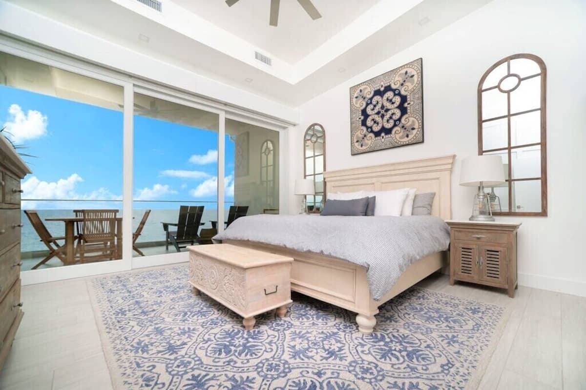 Luxury Condo, 1 King Bed with Sofa bed, Ocean View | In-room safe, laptop workspace, iron/ironing board, WiFi (free)
