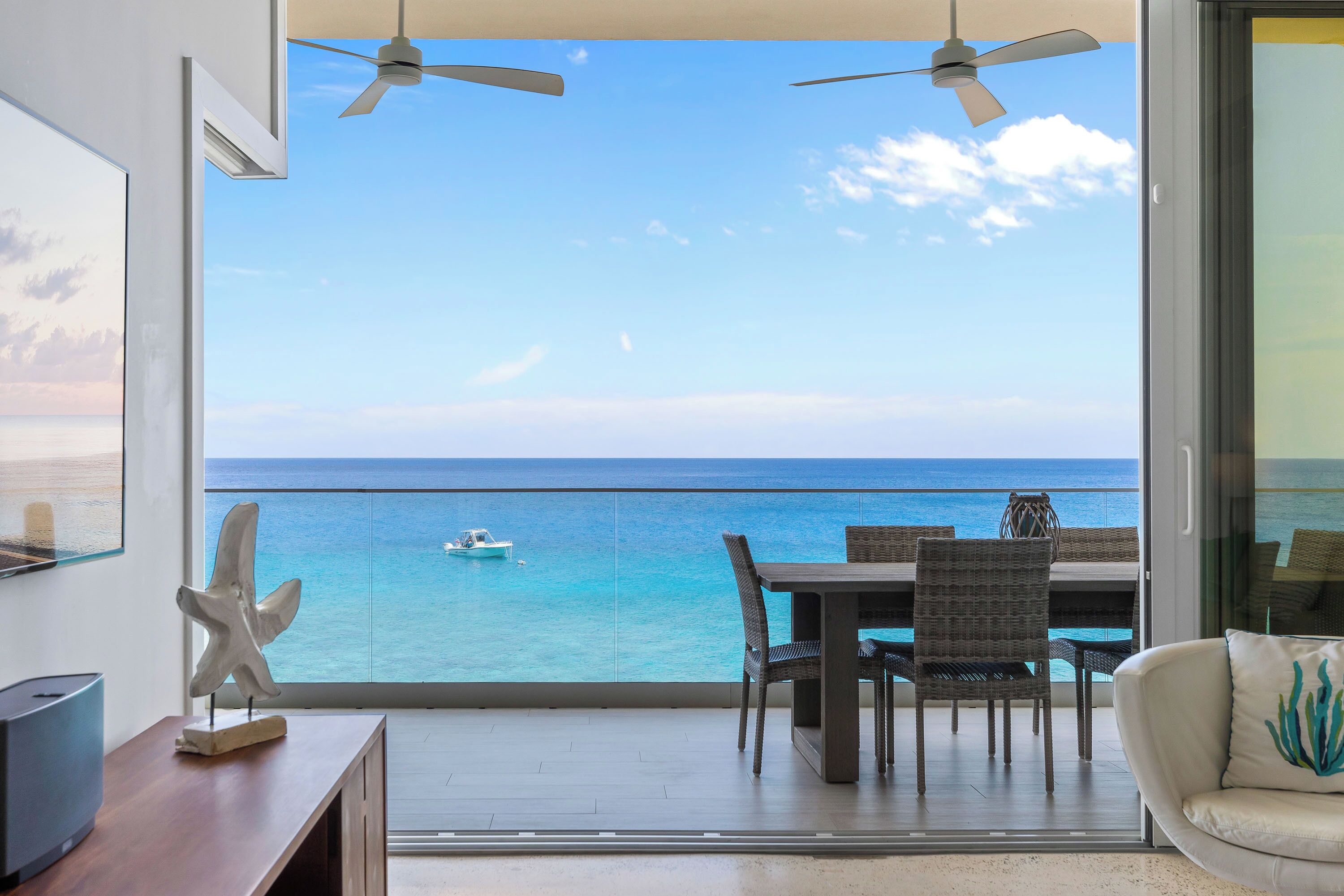 Luxe appartement, 1 kingsize bed met slaapbank, uitzicht op zee | Uitzicht op strand/zee