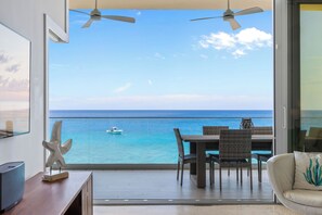 Luxe appartement, 1 kingsize bed met slaapbank, uitzicht op zee | Uitzicht op strand/zee