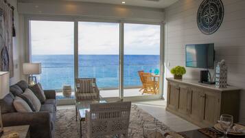 Condo de lujo, 1 cama King size y sofá cama, vista al océano | 1 habitación y caja de seguridad en la habitación