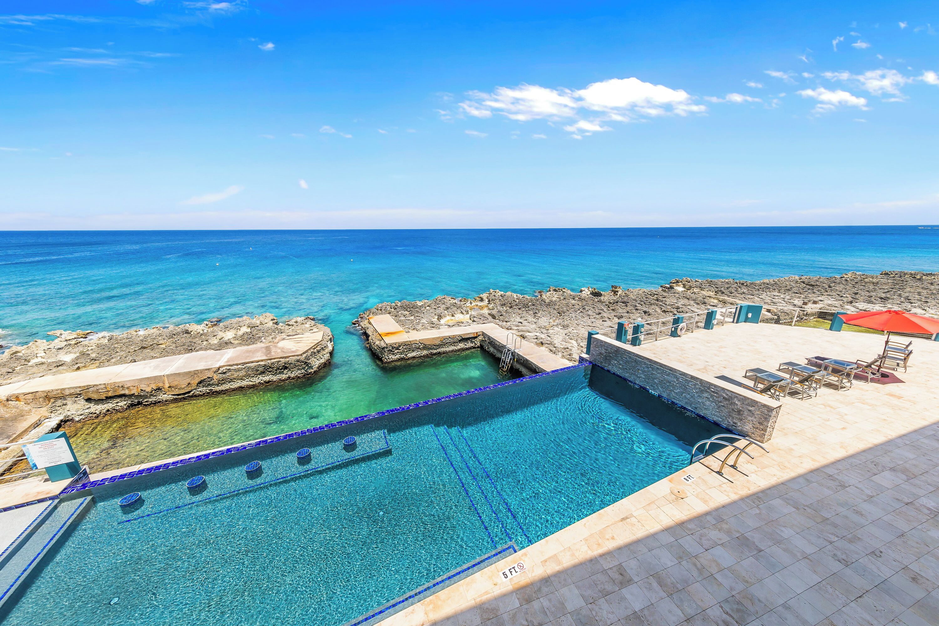 Apartamento de lujo, 1 cama de matrimonio grande con sofá cama, vistas al mar | Vistas del balcón