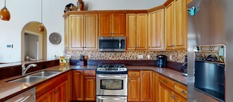 Wonderful desert retreat near hiking with private pool, fast WiFi & gas grill