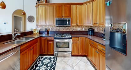 Wonderful desert retreat near hiking with private pool, fast WiFi & gas grill