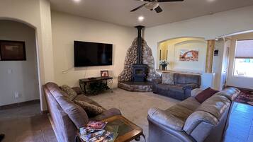 Smart-tv, een open haard, een dvd-speler en boeken