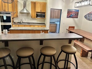 Fridge, microwave, oven, stovetop - Spacious Home with private pickleball court, close to all Lake Powell activities (Page)