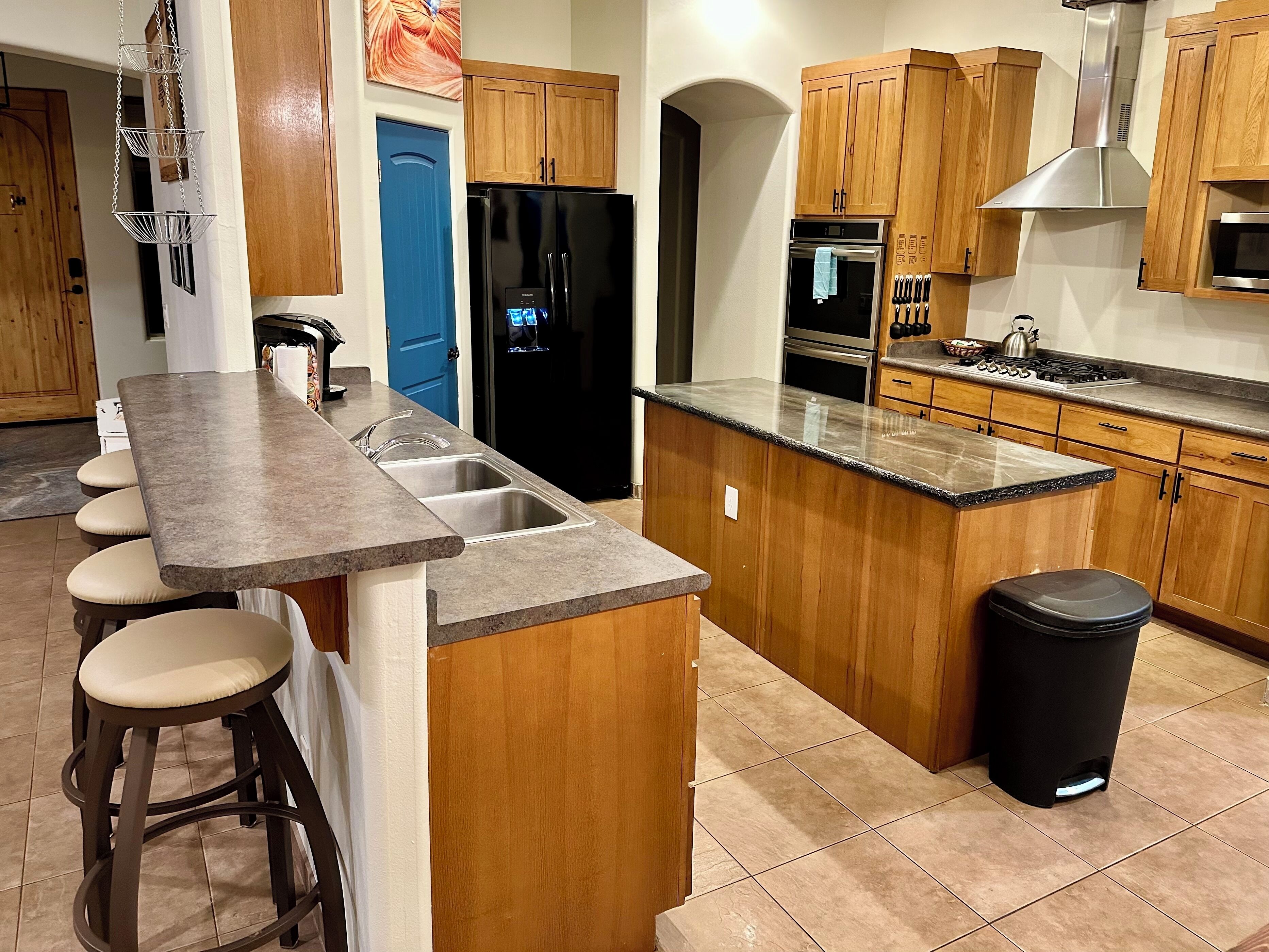 Kjøleskap, mikrobølgeovn, ovn og kokeplater