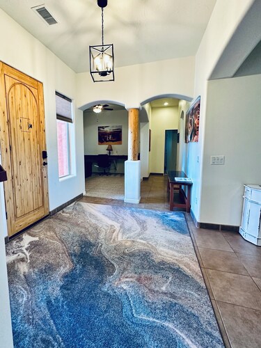 Spacious Home with private pickleball court, close to all Lake Powell activities