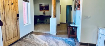 Spacious Home with private pickleball court, close to all Lake Powell activities