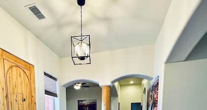 Spacious Home with private pickleball court, close to all Lake Powell activities