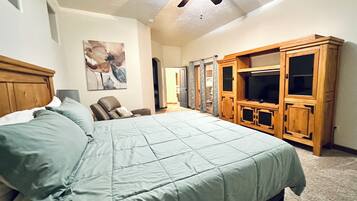 5 habitaciones, escritorio y tabla de planchar con plancha