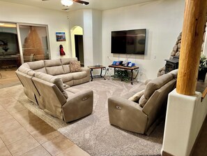 Smart-TV, Kamin, DVD-Player, Bücher