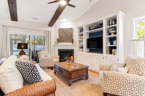 Smart TV - Pet Friendly Long-Term Rental - 25 Day Min  - Fenced Backyard - Grill (Southport)