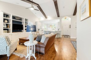 Smart TV - Pet Friendly Long-Term Rental - 25 Day Min  - Fenced Backyard - Grill (Southport)