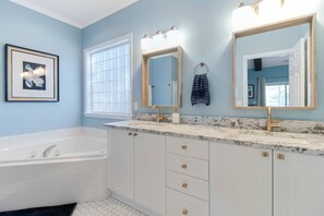 Towels, toilet paper - Pet Friendly Long-Term Rental - 25 Day Min - Fenced Backyard - Grill (Southport)