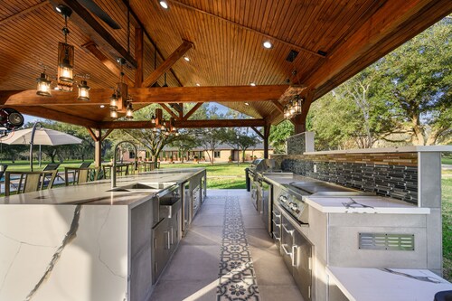 AMAZING!!! Beautiful Country House. -  Access to River, Olympic pool, Sleep 24.