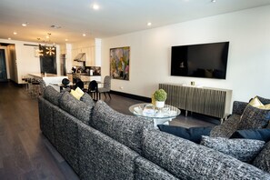 Smart TV - Luxury Downtown Retreat: Bold & Stylish Escape in the Heart of New Orleans (New Orleans)