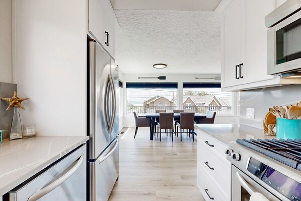 Refrigerador, microondas, horno y parrilla de estufa 