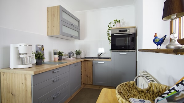 Fridge, oven, stovetop, dishwasher