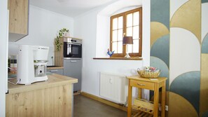 Fridge, oven, stovetop, dishwasher