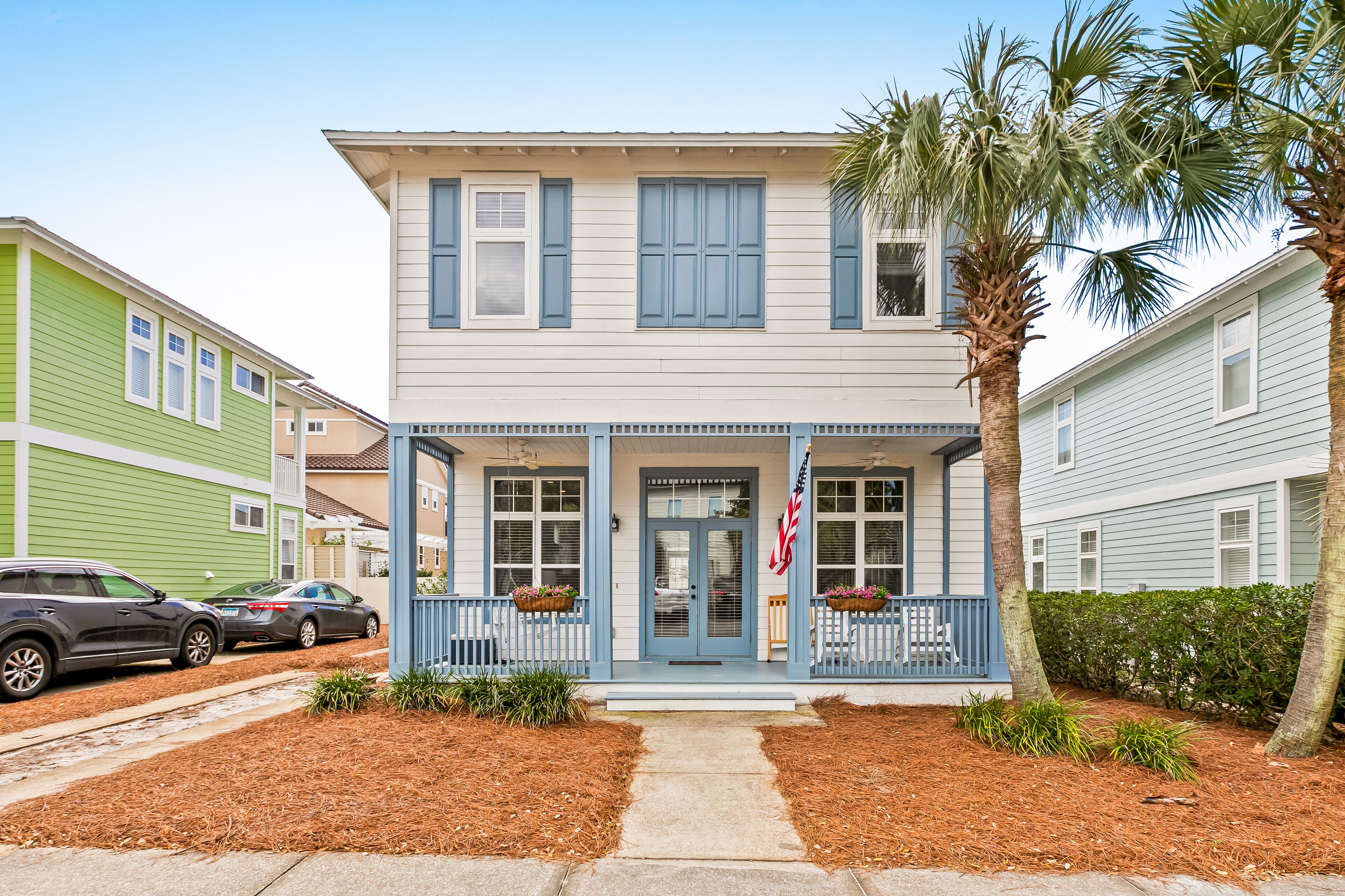 Beachside beauty with alfresco living, central AC, pool & gym - walk to the Gulf