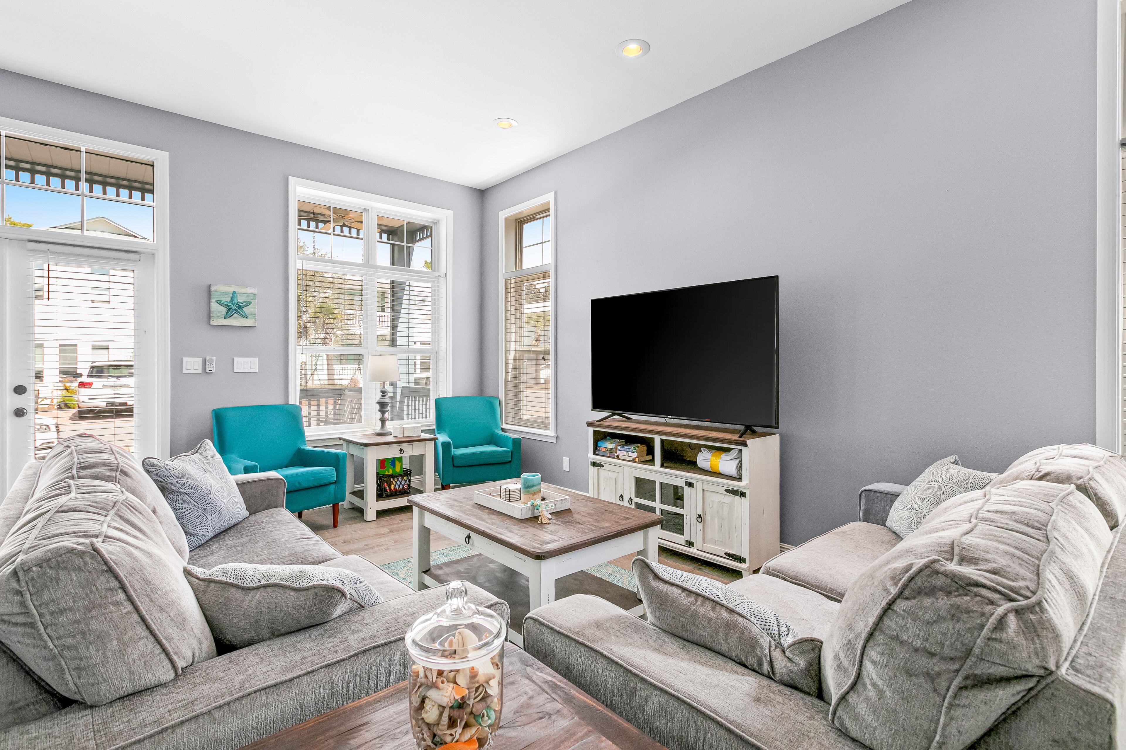 Beachside beauty with alfresco living, central AC, pool & gym - walk to the Gulf