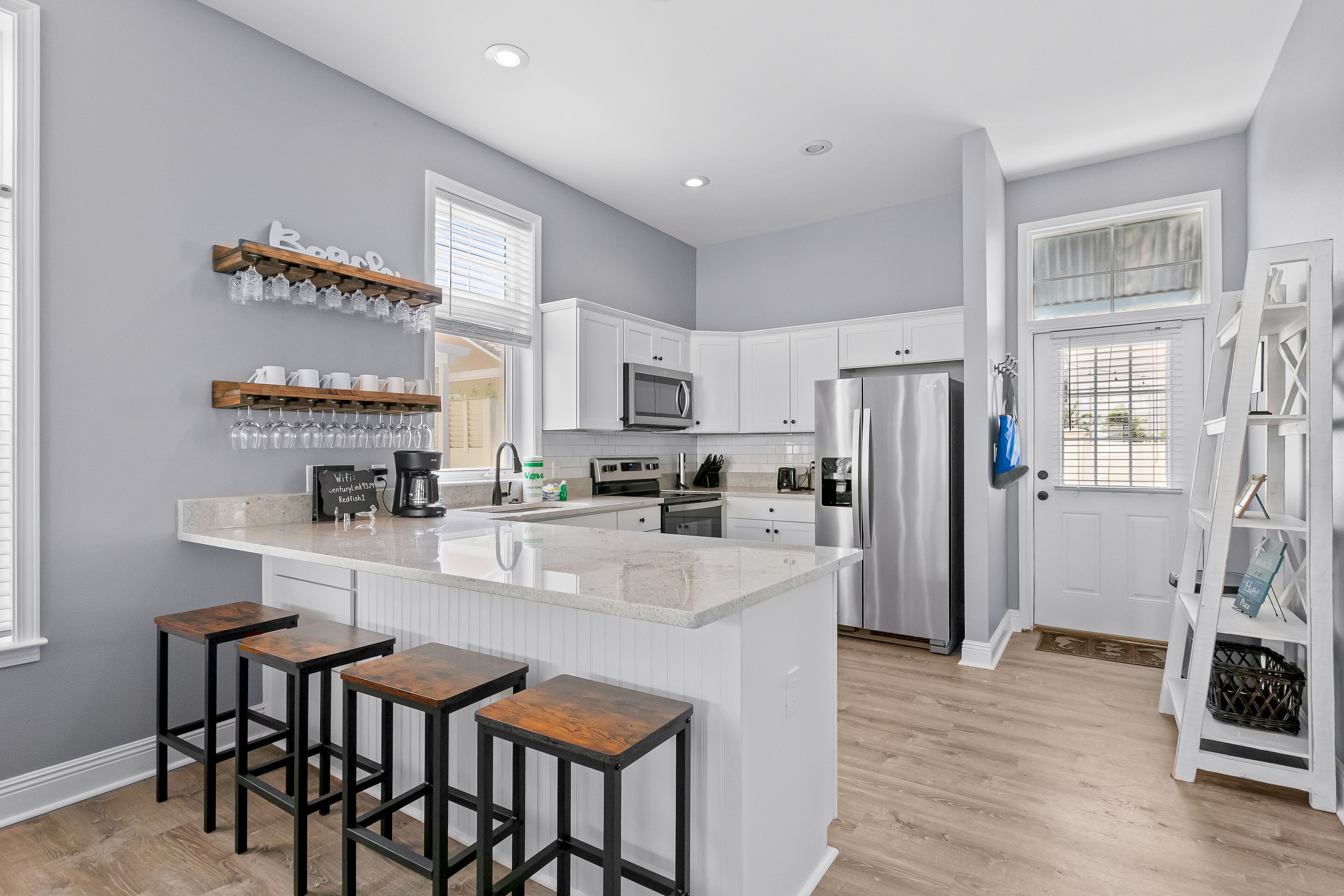 Beachside beauty with alfresco living, central AC, pool & gym - walk to the Gulf