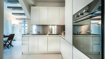 Frigorifero, forno, piano cottura, lavastoviglie