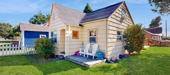 Dog-friendly cottage with fireplace & enclosed yard - walk to beach/eateries