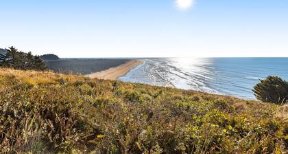 Dog-friendly cottage with fireplace & enclosed yard - walk to beach/eateries