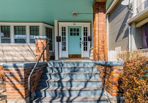 **Heart of Elmwood Village cozy apartment**