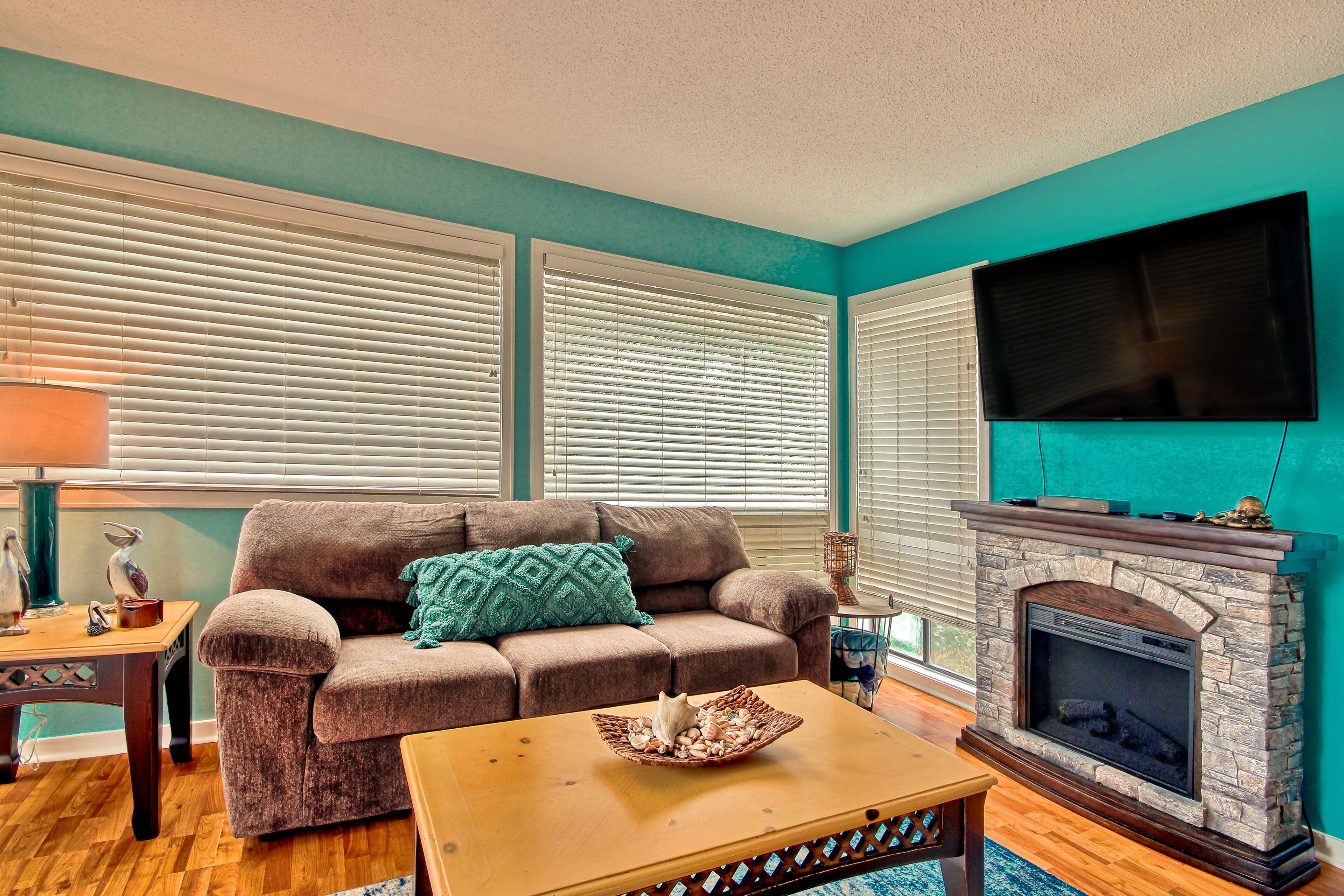 Beachy, ground-floor condo with fast WiFi, pool, hot tub, washer/dryer, & A/C