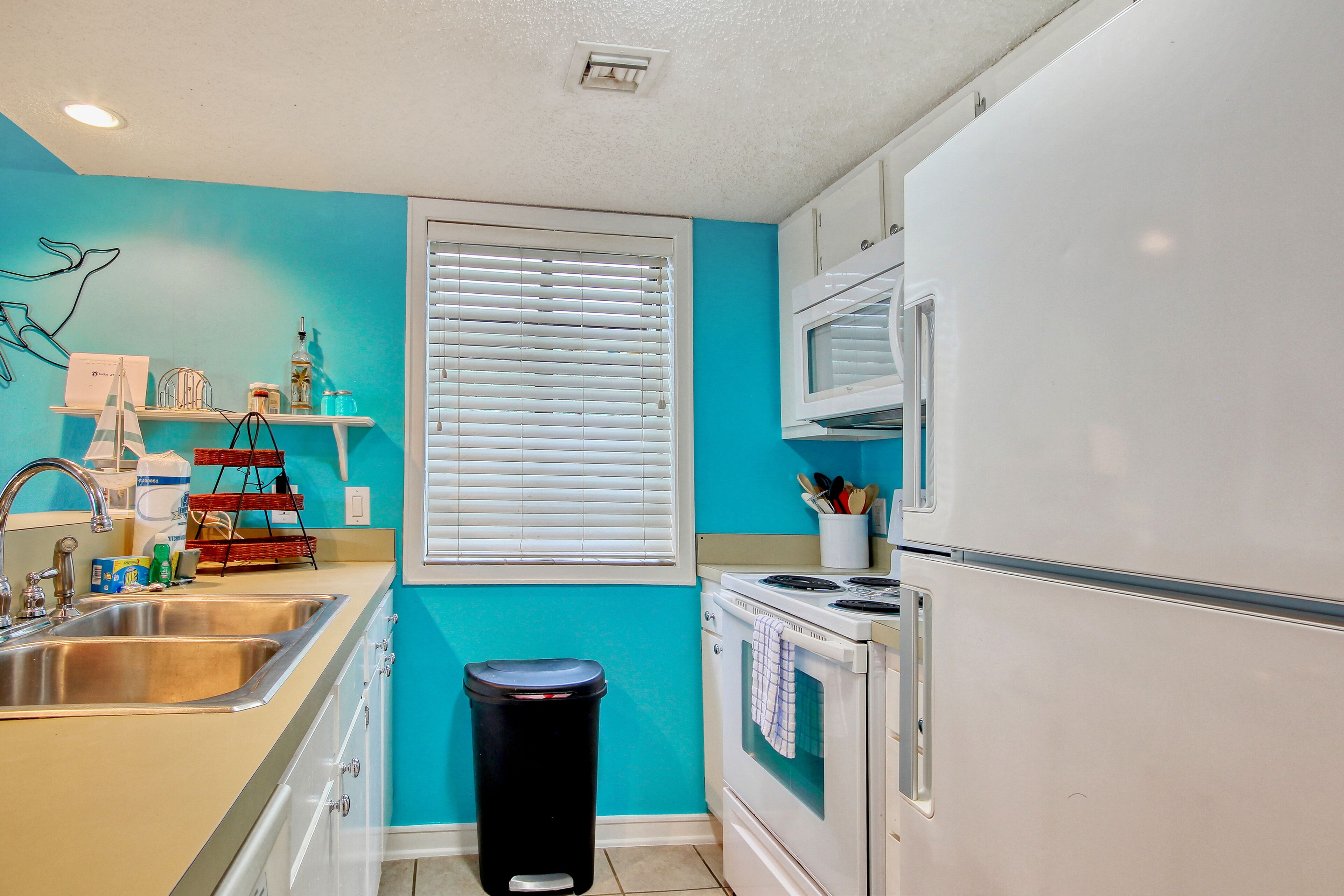 Beachy, ground-floor condo with fast WiFi, pool, hot tub, washer/dryer, & A/C