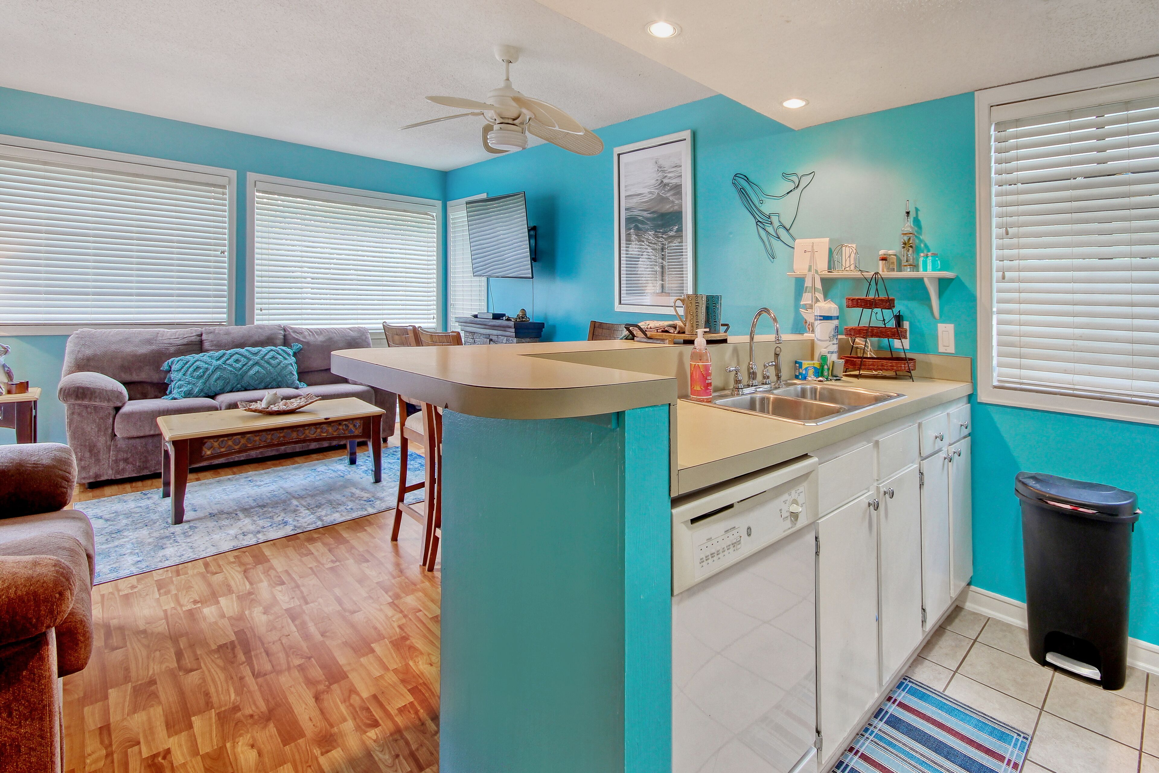 Beachy, ground-floor condo with fast WiFi, pool, hot tub, washer/dryer, & A/C