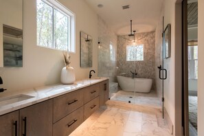 Badewanne, umweltfreundliche Kosmetikartikel, Haartrockner, Handtücher