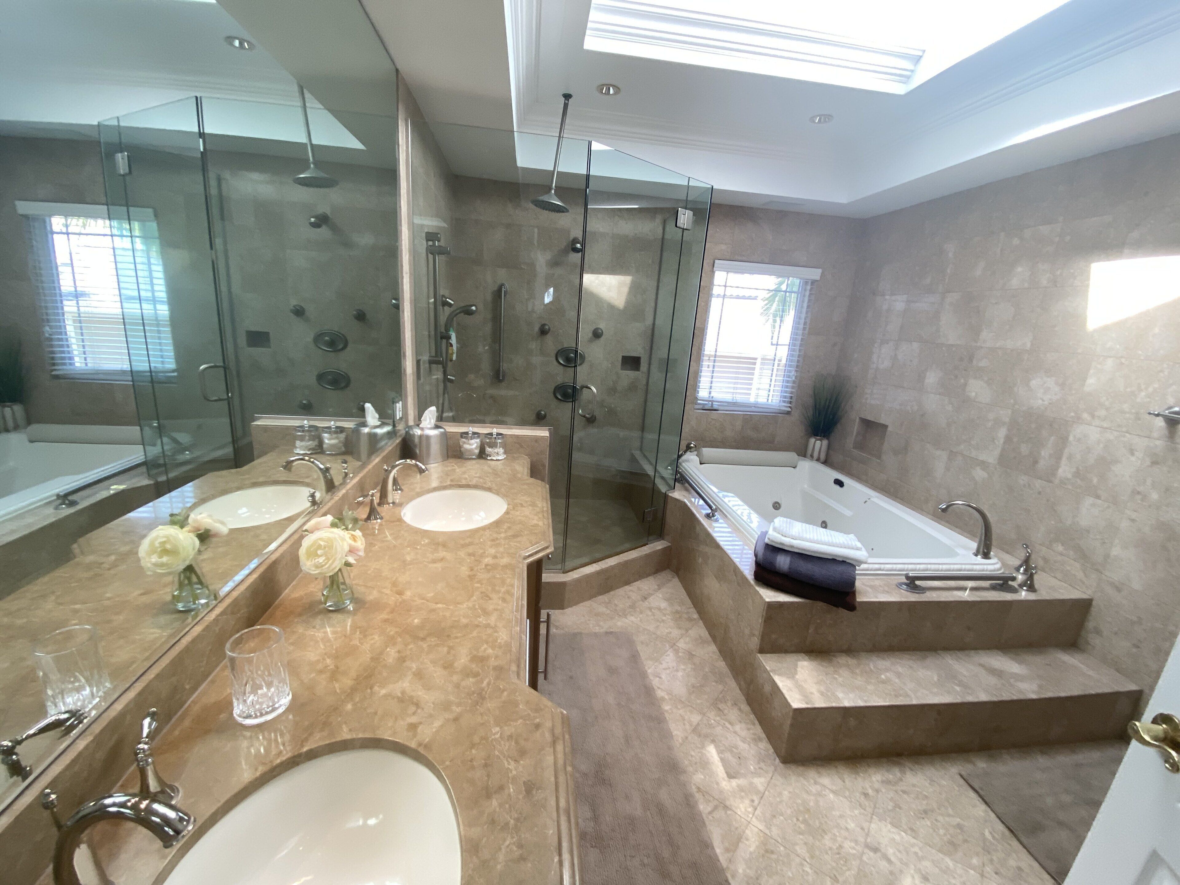 Combined shower/bathtub, jetted bath, hair dryer, towels