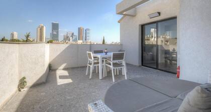 Luxurious penthouse - couples/families 2br minutes from TLV center free parking