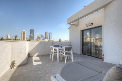 Luxurious penthouse - couples/families 2br minutes from TLV center free parking