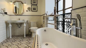 Suite clásica | Baño | Ducha y cabezal de ducha tipo lluvia