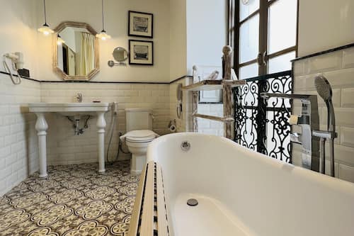 Classic Suite | Bathroom | Shower, rainfall showerhead, free toiletries, hair dryer