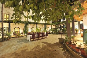 朝食、ランチ、ディナーに営業