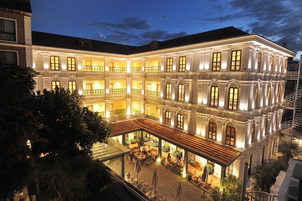 Fachada de la propiedad por la tarde o noche